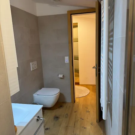 Di 50 Mq Con Bagno E Grande Balcone Privato *