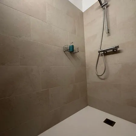 Di 50 Mq Con Bagno E Grande Balcone Privato Konukevi *